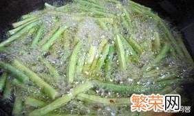 豇豆洗净沥干水。 干煸豇豆家常做法