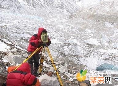 背着珠穆朗玛峰在喜马拉雅山上行走 珠穆朗玛峰在哪