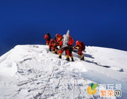 背着珠穆朗玛峰在喜马拉雅山上行走 珠穆朗玛峰在哪