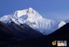 背着珠穆朗玛峰在喜马拉雅山上行走 珠穆朗玛峰在哪