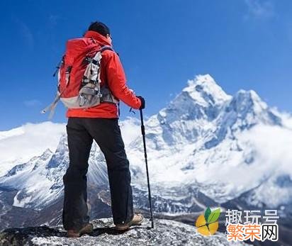 背着珠穆朗玛峰在喜马拉雅山上行走 珠穆朗玛峰在哪