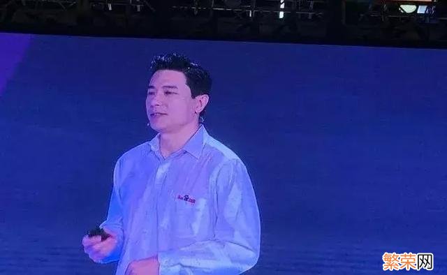 李彦宏演讲被当众泼水 百度老板被当众泼水