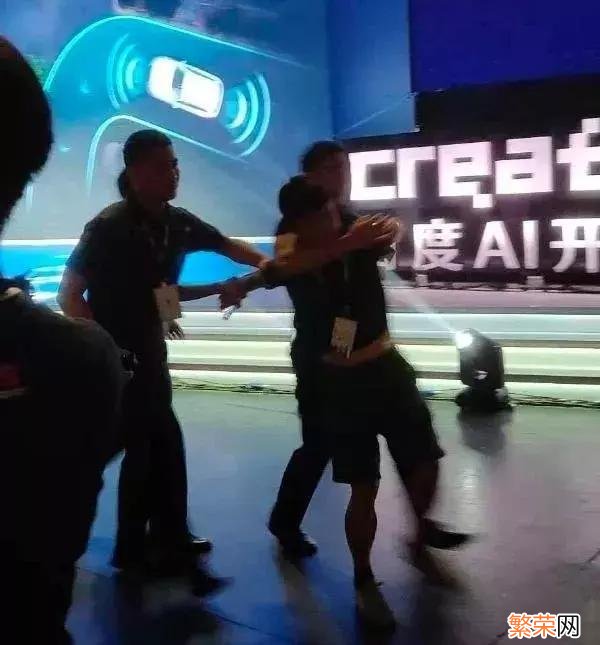 李彦宏演讲被当众泼水 百度老板被当众泼水