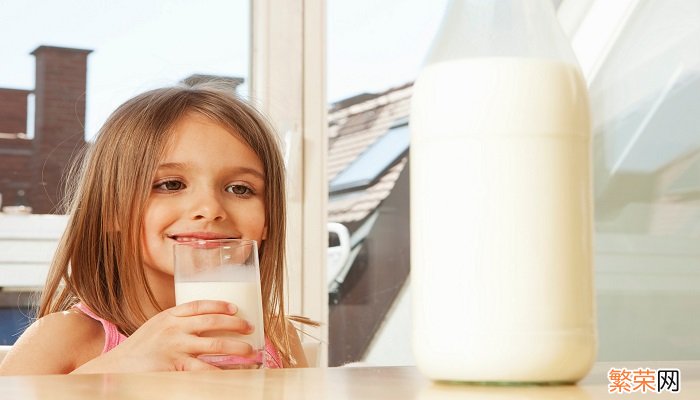 晚上喝牛奶的功效与作用 晚上喝牛奶有什么好处
