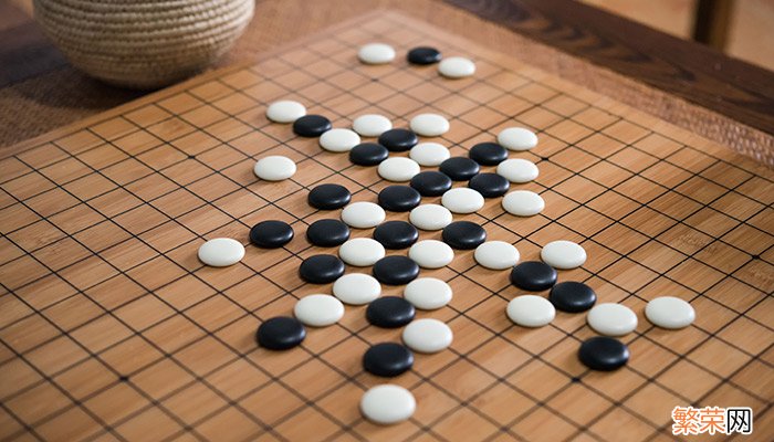 围棋棋盘共有几个交叉点 围棋棋盘上的交叉点有多少