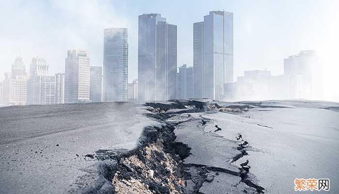 高层发生地震时正确的逃生方法是 发生地震时从高楼撤离的正确做法是