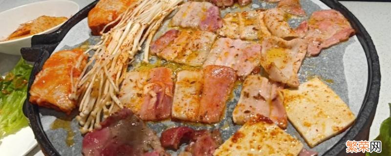 烤肉下面垫的白色的纸叫什么 烤肉上面垫的纸