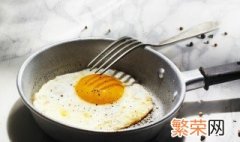 普通铁锅煎鸡蛋怎么才能不粘锅 铁锅煎鸡蛋不粘锅的三个小技巧