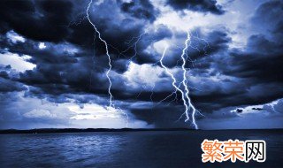 狂风暴雨打雷躲避方法 暴雨雷电天气在外如何躲避