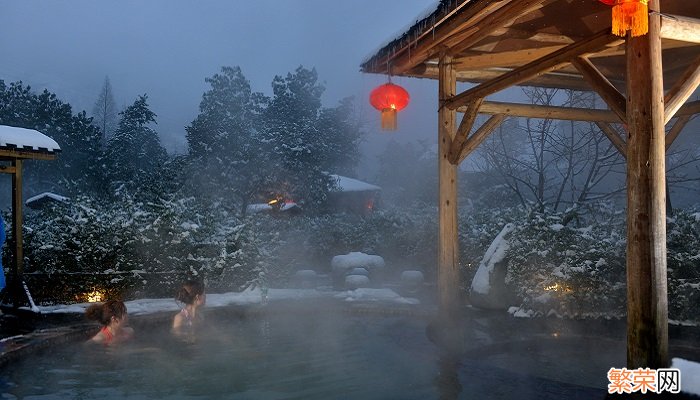 泡温泉穿什么 泡温泉适合穿的衣服