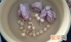 莲子可以用肉炖吗 莲子和猪肉可以一起炖吗