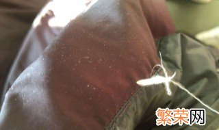 羽绒服掉毛粘在衣服上怎么办? 教你三种方法