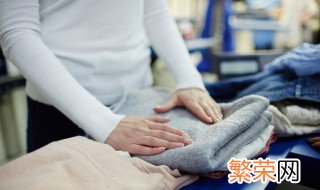 衣服洗了有白毛毛怎么办 衣服洗完有白毛怎么解决