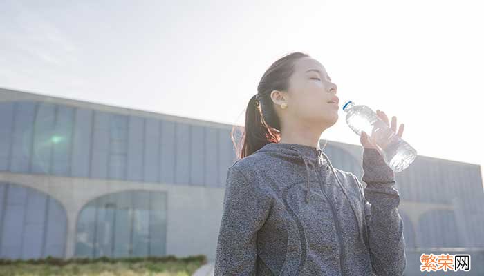 矿泉水和白开水的区别 喝矿泉水和白开水哪个好