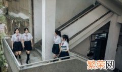 学士服三角巾怎么穿 学士服丝巾怎么戴