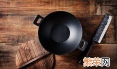 如何让铁锅变黑 怎样让铁锅煮东西不变黑