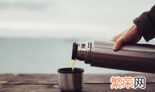 保温杯装热水外面是热的吗 保温杯装上水外面也热怎么回事