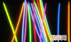 荧光棒怎么发光 荧光棒为什么会发光