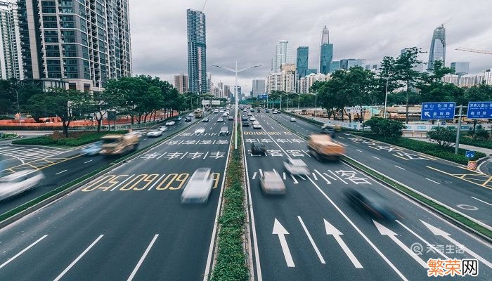 道路上的白色箭头是 道路上的白色箭头表示什么