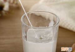 冲奶粉能用凉水兑热开水吗 冲奶粉可以用凉开水加热水吗