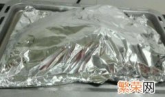 铝箔可以放在烤箱里烤吗 铝箔可以放在烤箱里面加热吗