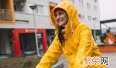 雨衣脏了用什么方法清洗干净呢 雨衣脏了用什么方法清洗干净