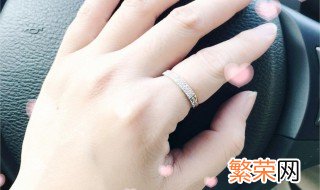 女性左手食指带戒指的意思 食指带戒指的意思