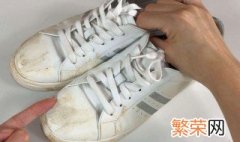 如何用牙膏处理发黄的小白鞋 用牙膏处理发黄的小白鞋的方法