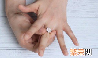 戒指中指代表什么 戒指带在各手指上代表的意思介绍