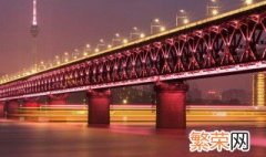 一桥飞架南北天堑变通途一桥是指武汉长江大桥 一桥飞架南北天堑变通途一桥是指