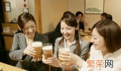 喝酒前为什么习惯先碰杯 为什么喝酒之前要碰杯