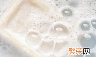 为什么肥皂水能吹出泡泡而普通水不行