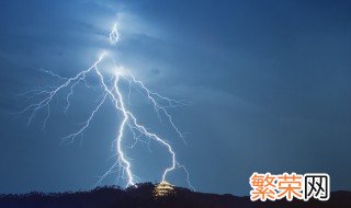 在野外防止被雷击的正确办法是 在野外防止被雷击的正确办法是什么