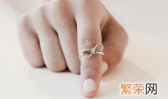 食指戴戒指什么意思女 不同手指戴戒指代表什么意思