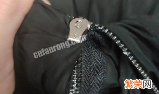 羽绒服拉链夹布是咋回事 羽绒服拉链夹到布了拉不动