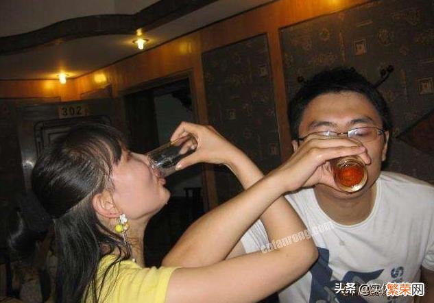 同异性喝交杯酒女性故意把酒洒在肩上是什么意思？