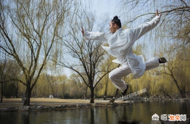 我家的小男孩上初中了,这学期有点不舒服就不去上课了,性格又很内向,该怎么办？