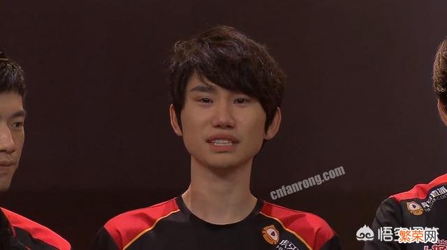 Doinb深夜透露心声:来华4年,每天睡6小时,坚持的动力无非2个字,你有何看法?