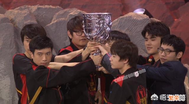 Doinb深夜透露心声:来华4年,每天睡6小时,坚持的动力无非2个字,你有何看法?