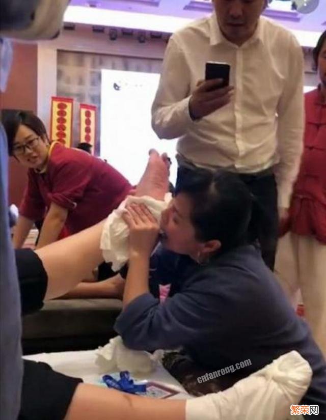 已婚女人可以单独跟异性一起去按脚吗？虽然是很单纯的那种？