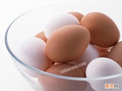 刚煮熟的鸡蛋能用凉水冲吗 刚煮熟的鸡蛋可以拿凉水冲吗
