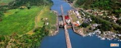巴拿马运河由哪两个国家先后投资建造的