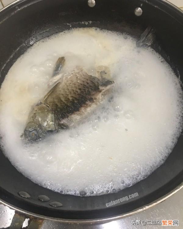 清炖鱼怎么才能炖出乳白色的汤汁？