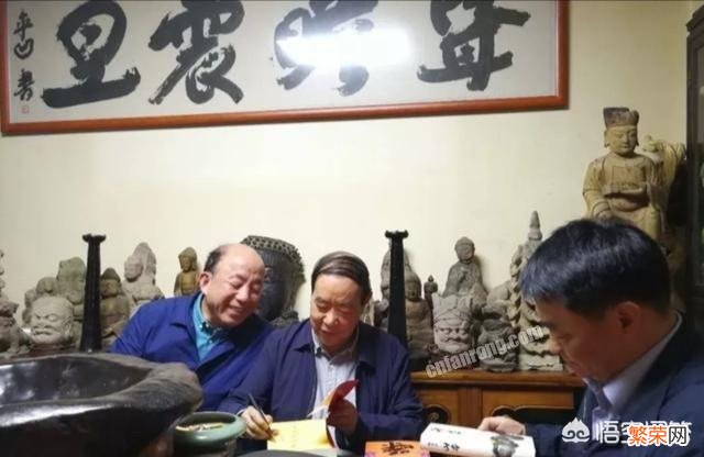 贾平凹将书房改名为“上书房”并写“厚德载物”四个大字,你觉得其书法水平如何？