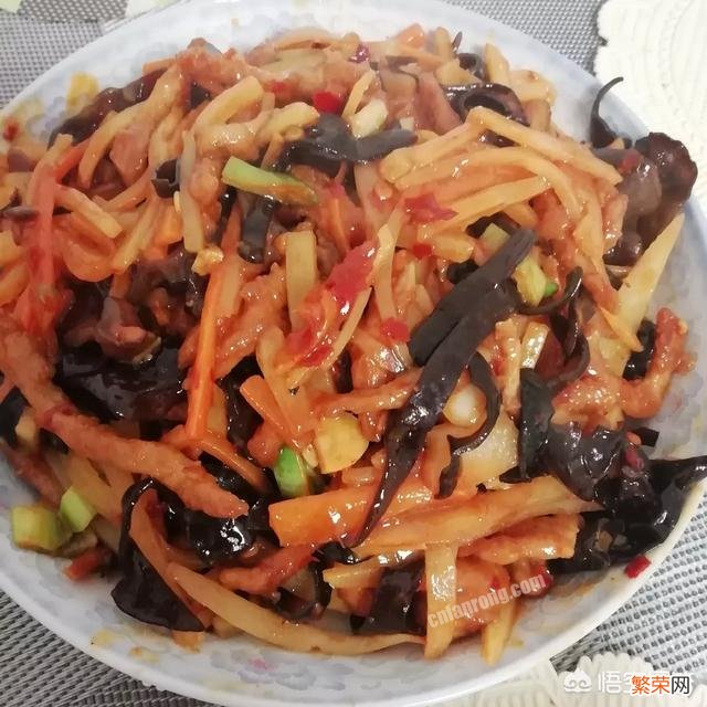 明天就是年三十了,你家的年夜饭准备了什么菜?你最喜欢哪一道?