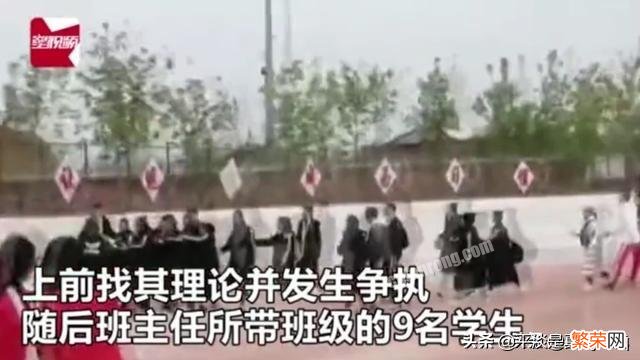 20秒踢60脚,黑河一女班主任踢打体育老师,9名学生上前群殴, 你怎么看？