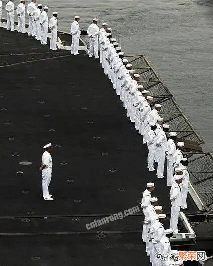 军舰进出港时,水兵为什么要站在甲板两侧？