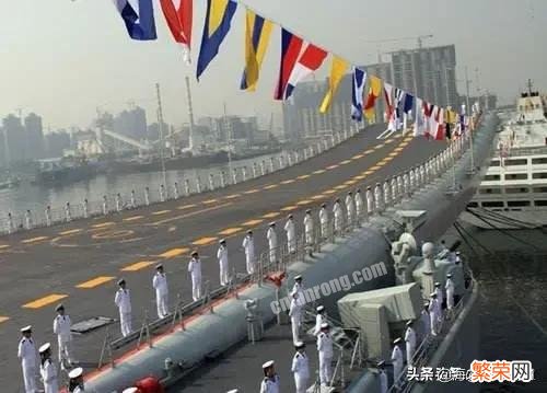 军舰进出港时,水兵为什么要站在甲板两侧？