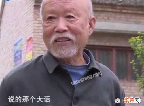 大衣哥朱之文出名后妻子也成了知名网红,不仅搞直播还登台唱歌,这种现象你怎么看？