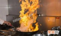 油锅着火时用什么方法灭火更合适 油锅起火应该使用什么方法灭火?